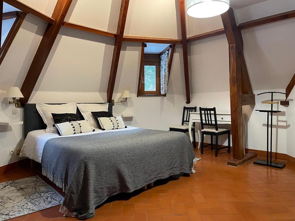 Le Prieure Des Fontaines Hotel Les Preaux Bagian luar foto