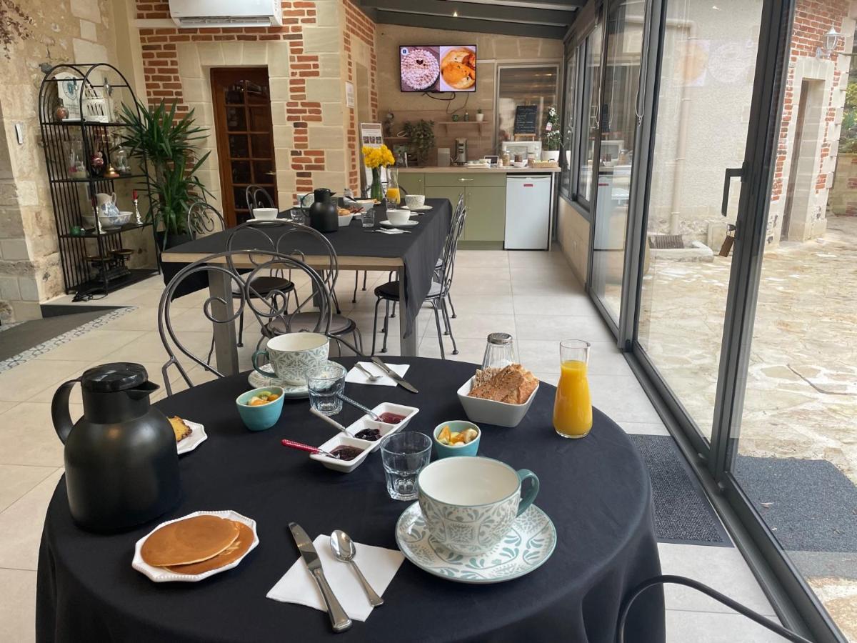 Le Prieure Des Fontaines Hotel Les Preaux Bagian luar foto