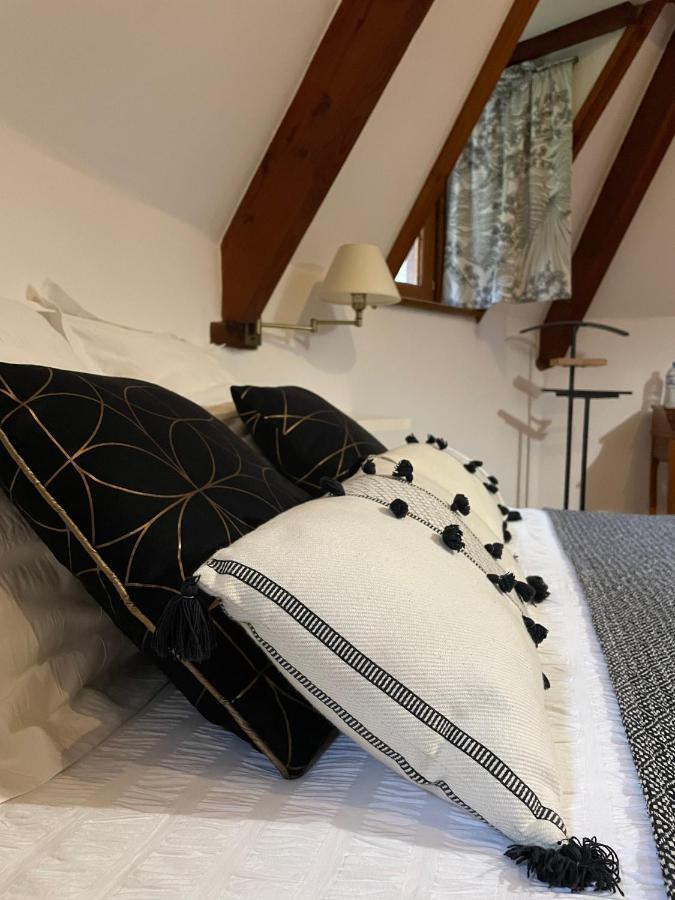 Le Prieure Des Fontaines Hotel Les Preaux Bagian luar foto